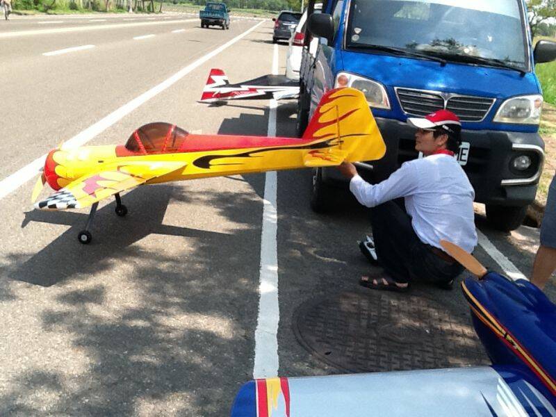 教練的新機  55cc  YAK55 全機碳纖維配備(SPINNER除外)  尤其是前腳架的部分,相當流線且細膩 ... ... ...