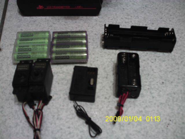 F牌伺服機兩顆(3KG)+F牌接收器*1..+4顆電池盒*1..8顆電池盒*1
