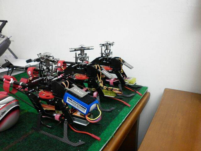 中間那架V8版改前置馬達