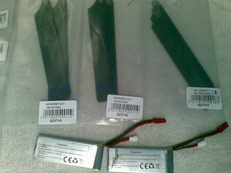 左2組主旋翼為全新品.右為已安裝過.機上還裝有一組.電池共3顆
