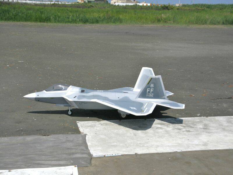 F-22A滑出停機坪