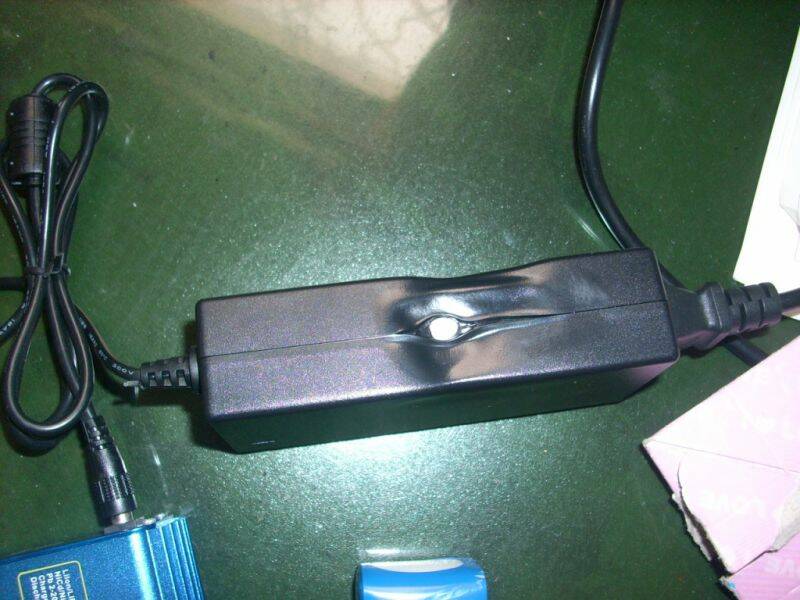 只是連充兩顆就太熱熔掉外殼  還好沒燒掉