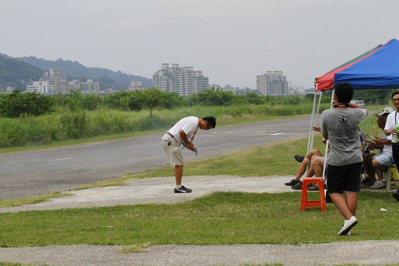 上場前要跟裁判敬禮喔