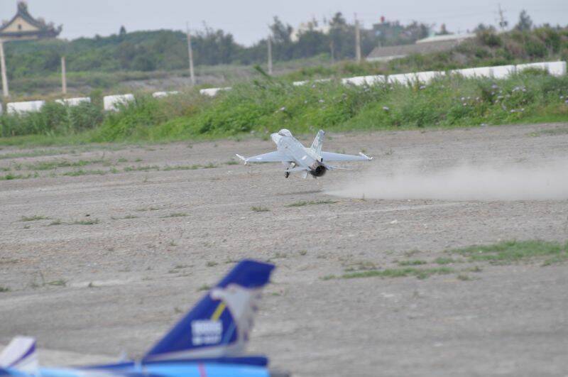 Cps兄的警戒機F-16戰隼，緊急升空攔截
