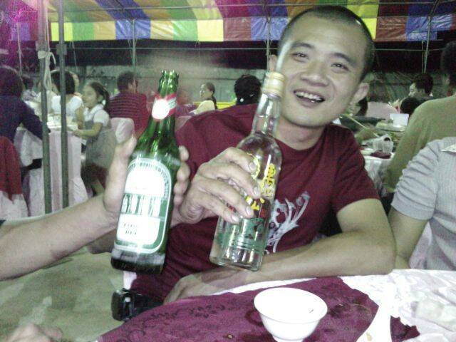 我在想可能是這個人酒後亂性留下來..有人認識他嗎