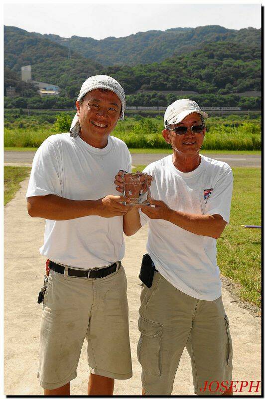 乙組第一名小梁,小弟代領哈哈又是YS170建的功