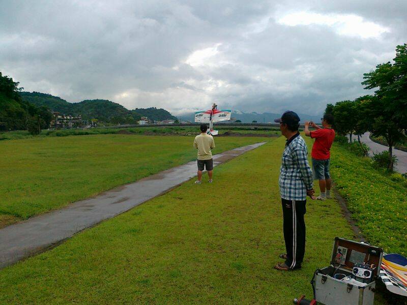 ㄚ洋先給他飛看看