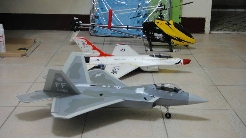 第一台飛機,中間的F-16