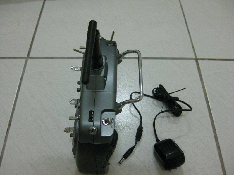 看到的都有-發射機x1.充電插頭x1.原廠電池x4