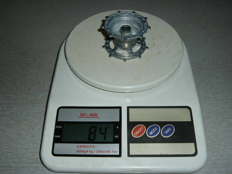 驅動輪也秤下,兩條履帶加前後金屬輪約重2kg