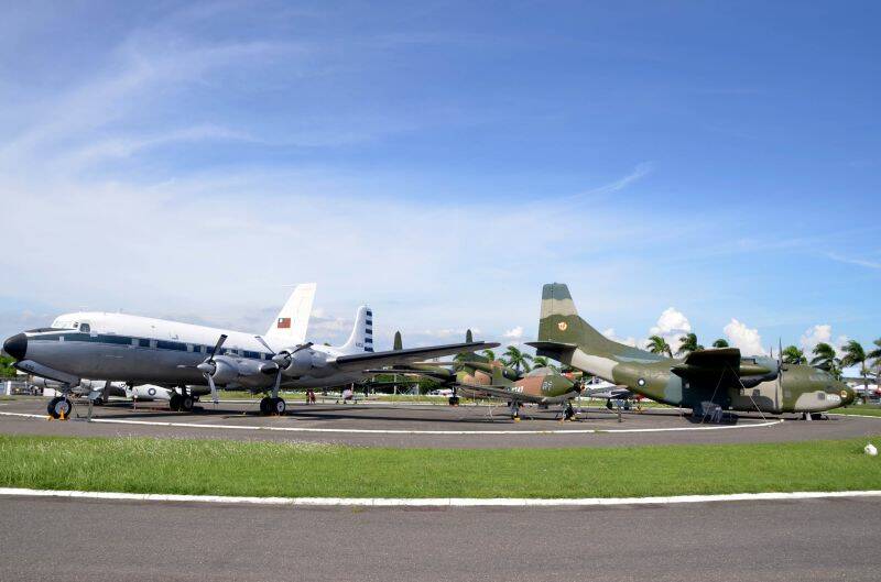 中間都是大飛機