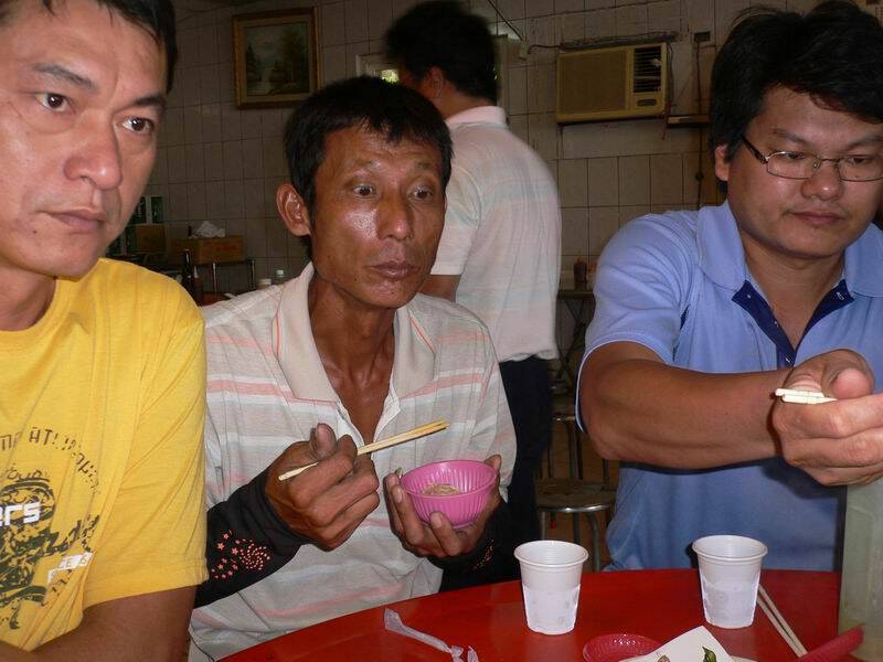 阿德兄的眼神說完蛋了蚵仔快被吃光了怎麼辦ㄏㄏ我要挾那一隻