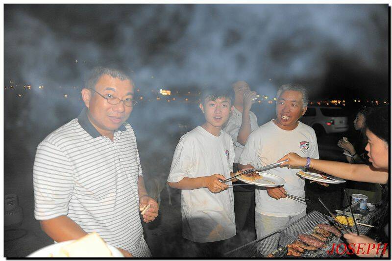 煙霧繚繞,濃濃的烤肉香