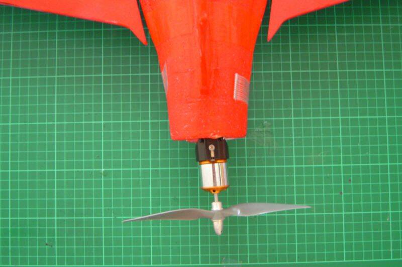 從機尾向機頭看去馬達偏右