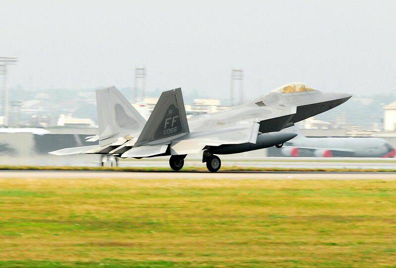 F-22_Raptor_rear_seen_at_landing-800.jpg