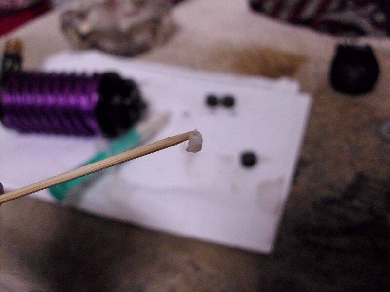 用牙簽沾一小點就夠了
