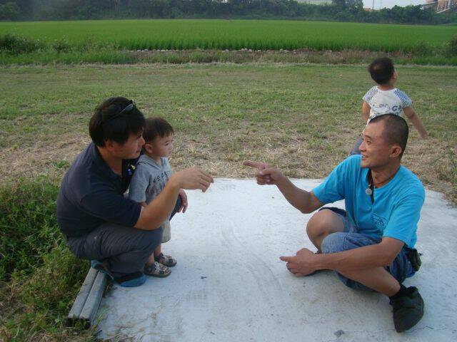 千萬別學這兩位阿伯,他們是壞人