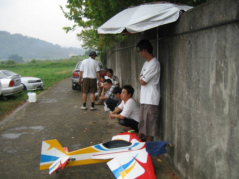 大家排排蹲站躲雨中~