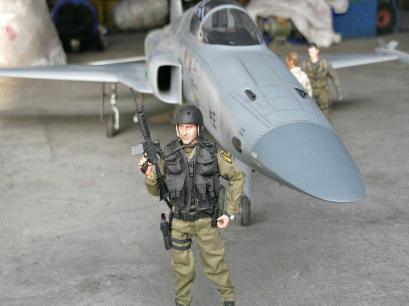 一個多月來，老莫堅守崗位，維護戰機安全