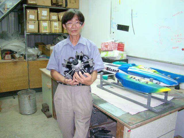 猜猜看老師抱著是什麼???