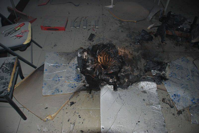 充電站未充電靜置時爆裂起火燃燒....