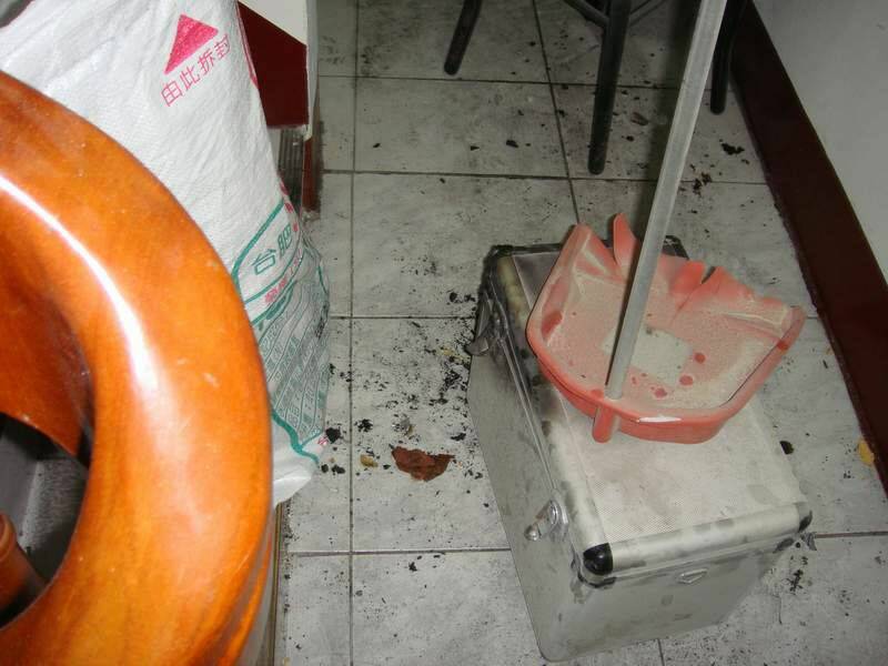 鋁工具箱因高溫部份熔損..........