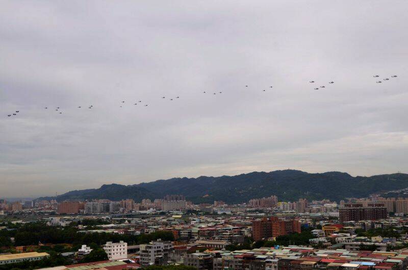 通過我家面前，阿飛也已經看到了