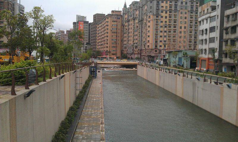 遠方在灌水源