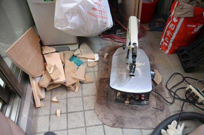一堆廢料與木屑