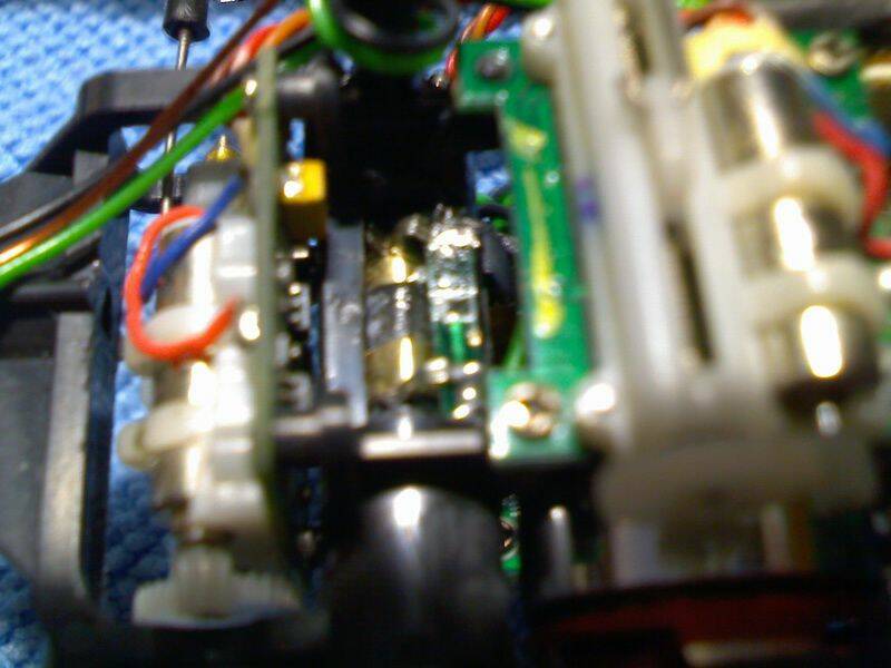 拆拿光碟機上的淘汰碳刷馬達內的碳刷