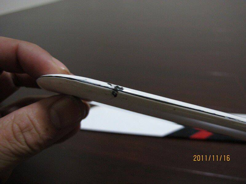 有點脫漆,並不是裂掉,不影響飛行
