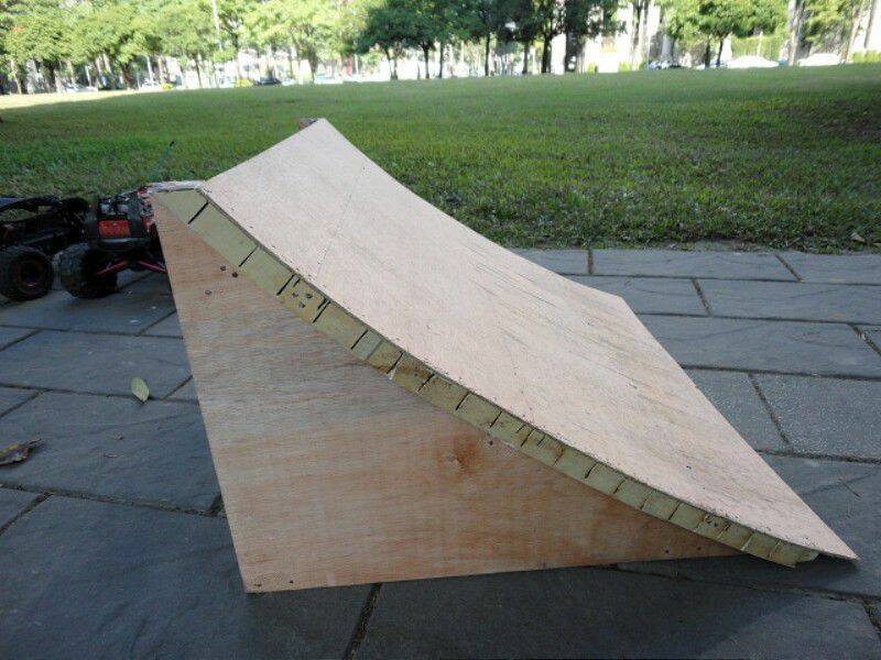 建議跳台要有幅度 才會避免車子底盤在衝坡時撞擊跳台觸底而影響跳姿