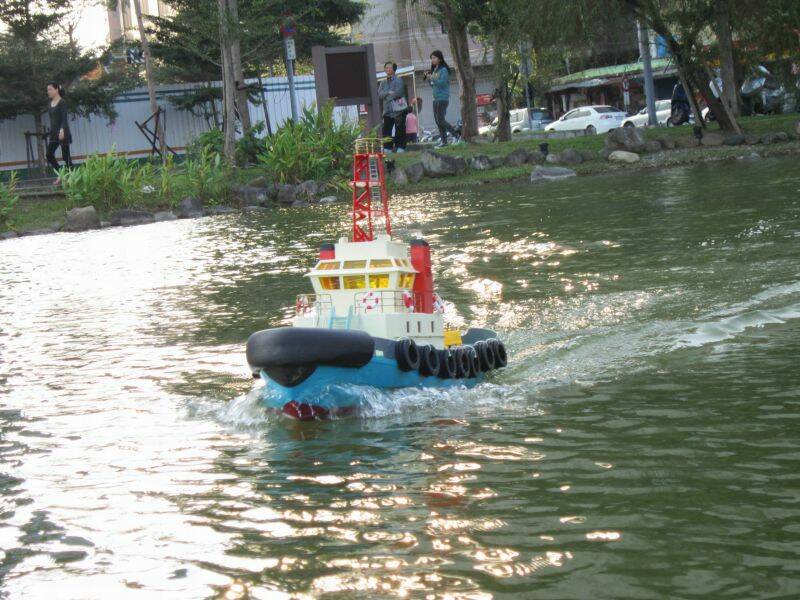 破水中的工作船
