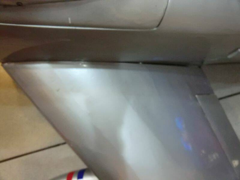 左翼摔過重新燙紙和機身有縫隙