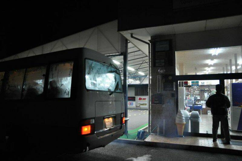 早上4點,跟其他選手搭巴士前往鈴鹿賽車場