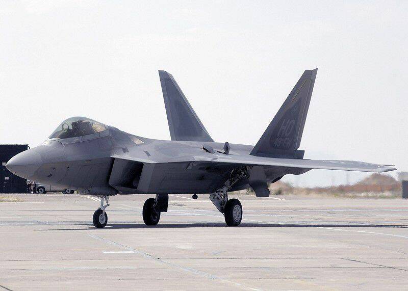 F22_On_Ground-800.jpg