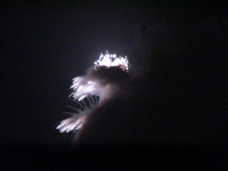 住家位於101大樓的西南方,所以都會被煙霧擋住,只能看到第一發的煙火,後續的就看不清楚了. ...