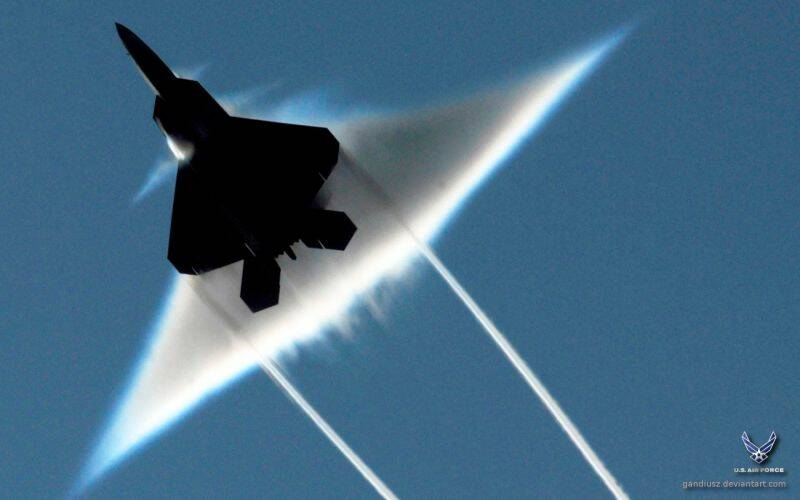 F_22_Raptor_flyby_by_gandiusz.jpg