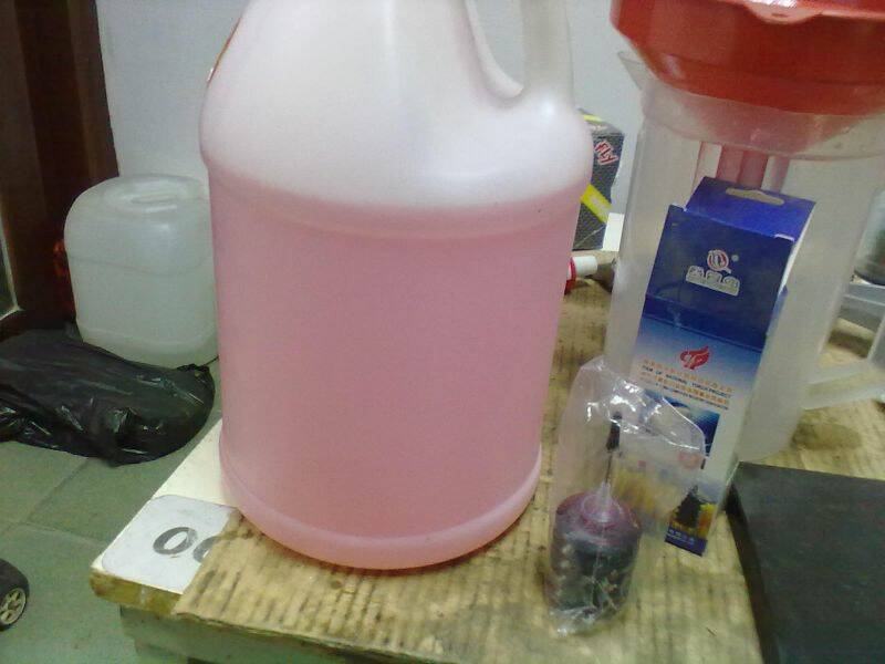 加入6滴紅色噴墨水,變色小學實驗課常用的酒精顏色