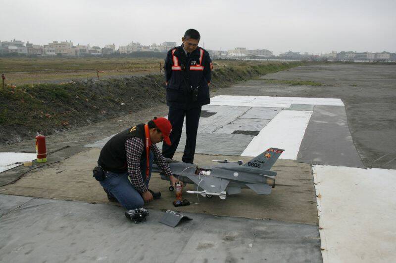 小戰隼P-60發動機啟動