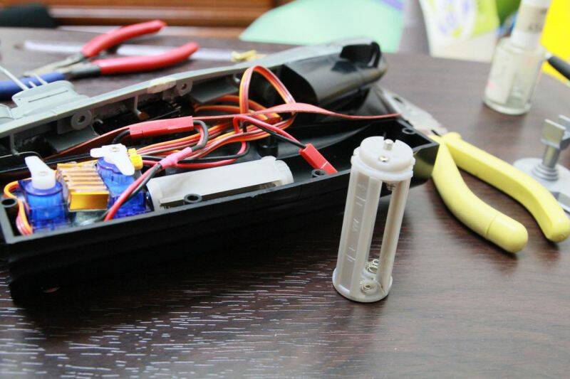 電源是用兩組電池盒裝入6顆1.2V四號充電電池達到7.2V電壓