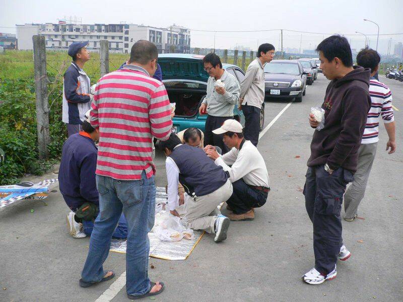 一堆人搶食中