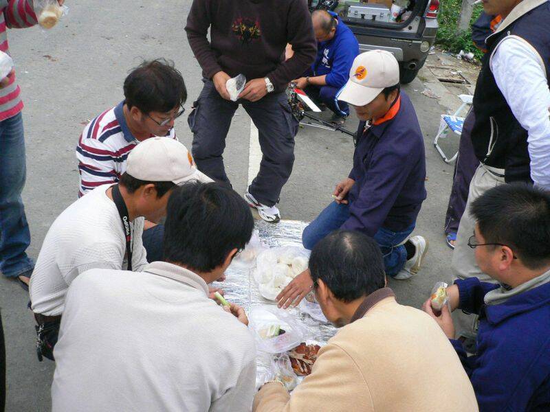 一堆人搶食中