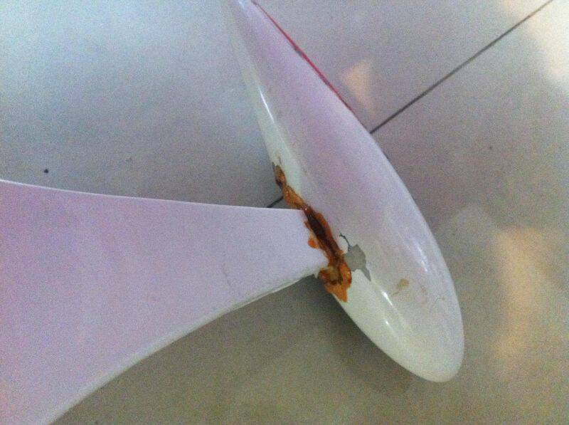 機輪罩有點小傷~如圖