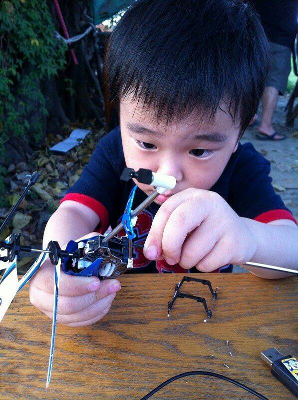 窯廠年紀最小的飛手...認真修機中