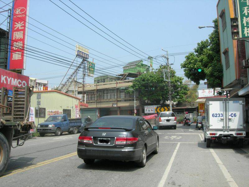 這要右轉(山腳路)
