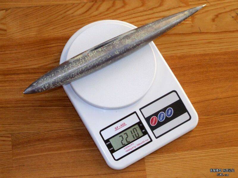 先用铣刀铣出大致的开槽位置，再用AB胶配合包裹保鲜膜的稳向板做出适合的开口 ...