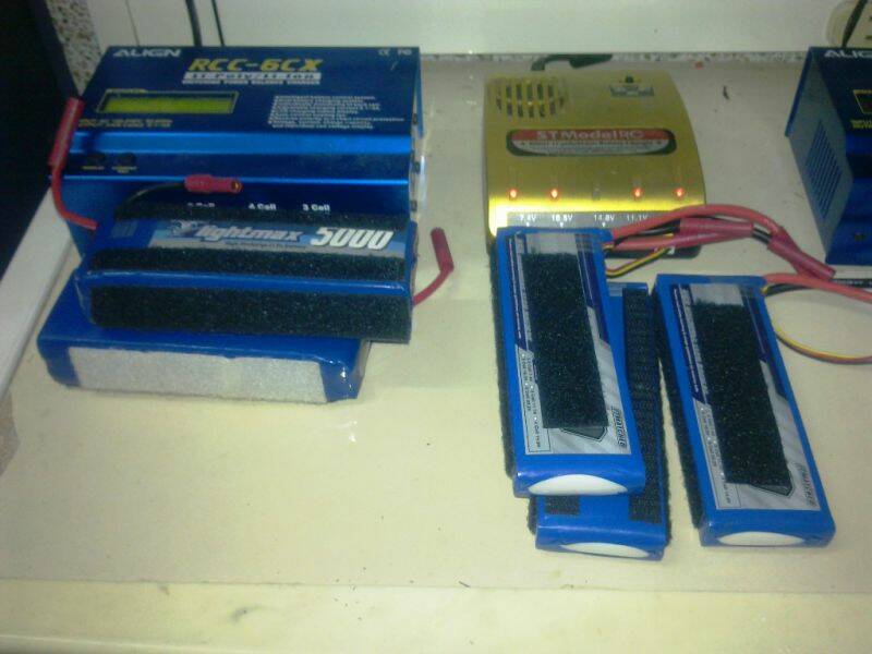 左邊為二顆4S 14.8V 500MAH的電池,右邊為三顆2S 7.4V 500MAH的電池