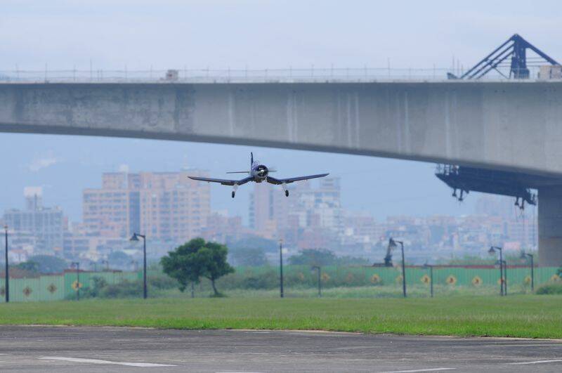 F-4U降落.jpg