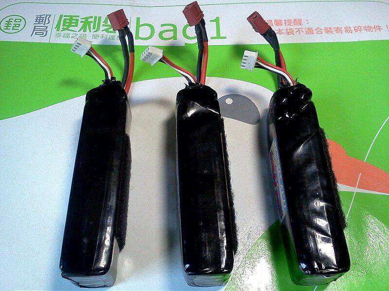 中上外膠膜裂一痕,右微擠壓,都正常
